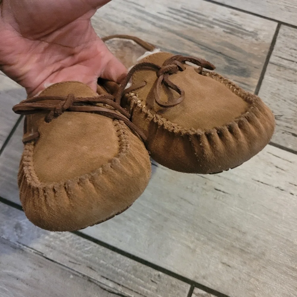 UGG Dakota slippers Girls size 4 chestnut brown water resistant suede comfy cozy